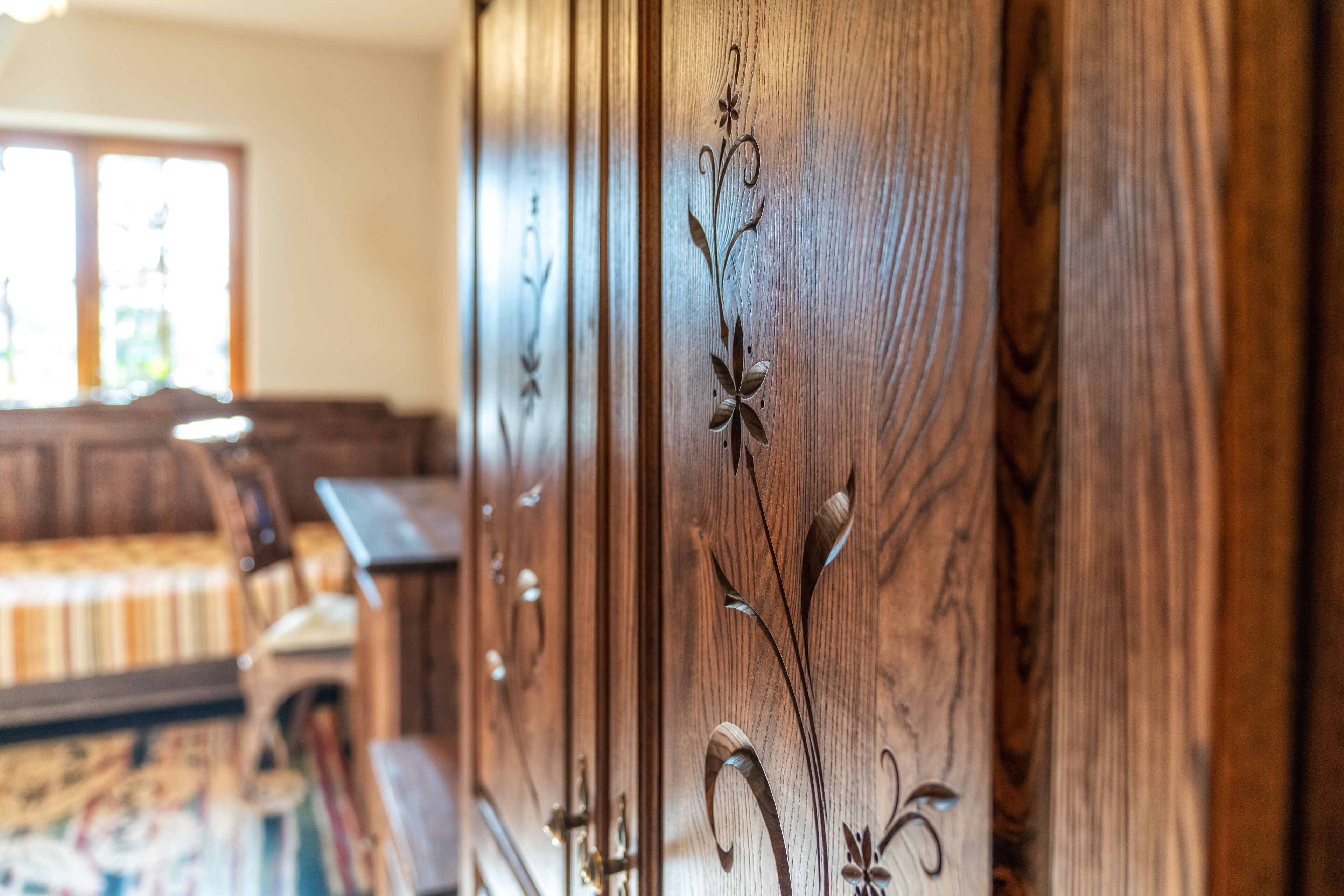 Une armoire en bois ornée de sculptures complexes.