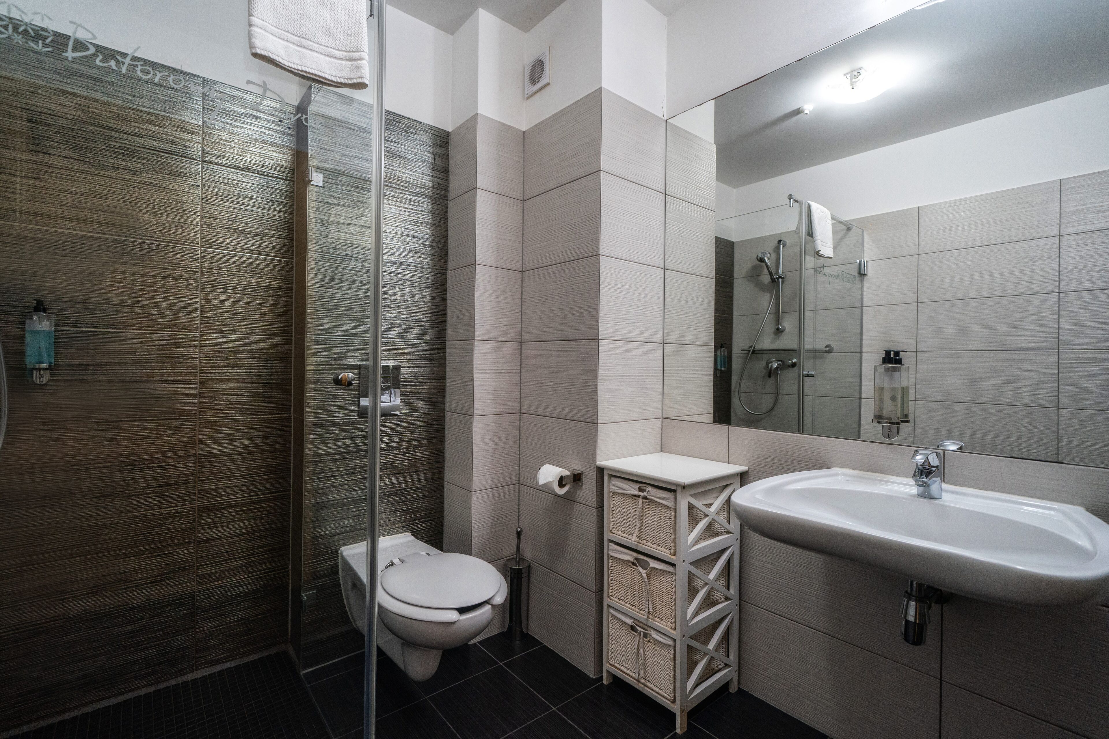 Junior Suite | Bathroom | Shower, hair dryer, towels, soap