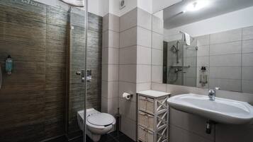 Junior Suite | Bathroom | Shower, hair dryer, towels, soap