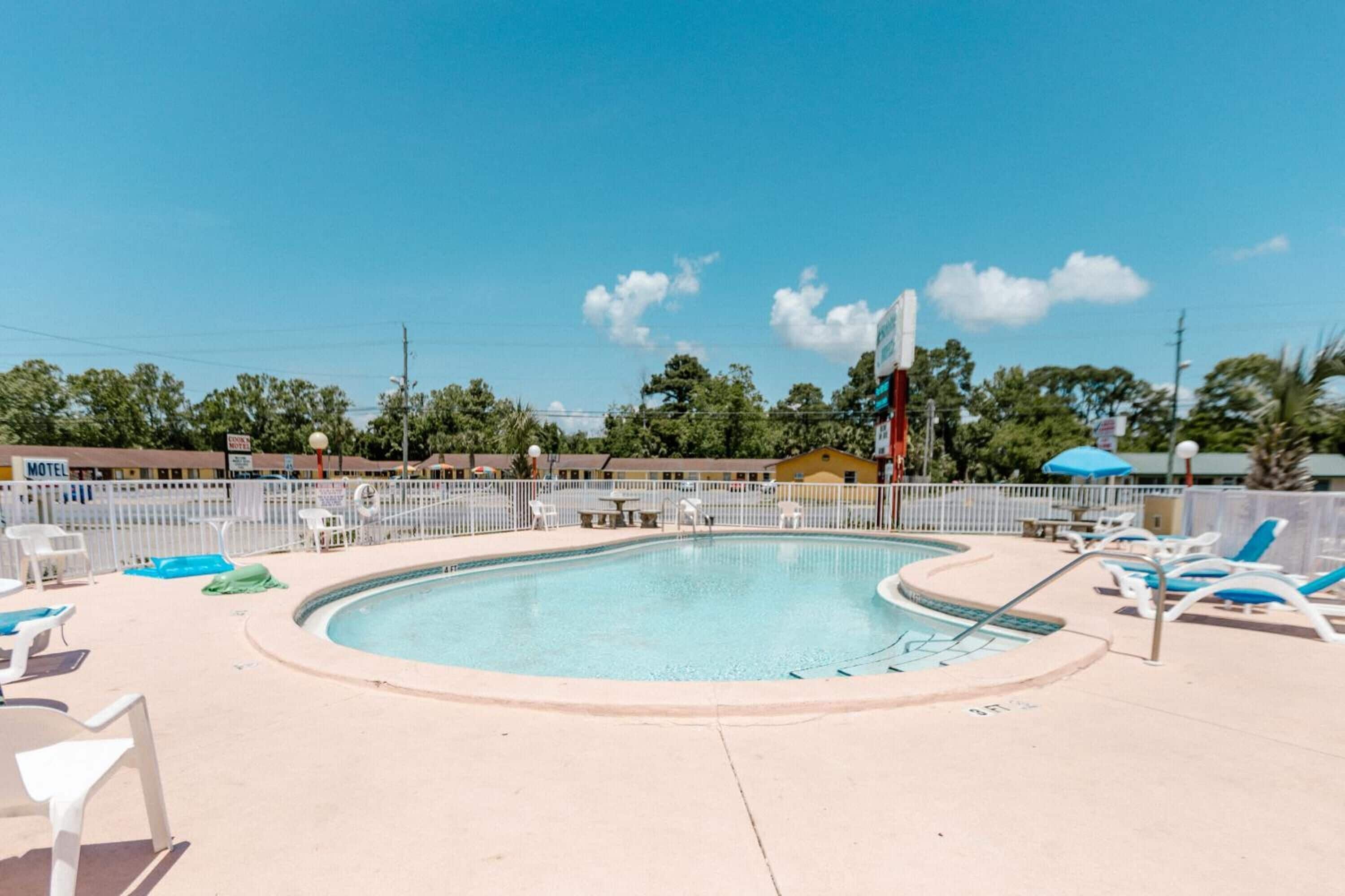 Una piscina al aire libre de temporada