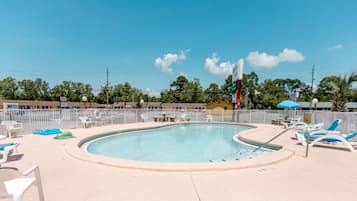Una piscina al aire libre de temporada