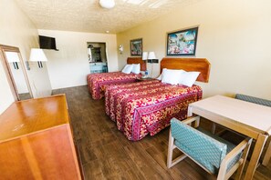 2 Double Beds, Non Smoking | Iron/ironing board, free WiFi, bed sheets - Summer Breeze Motel (Panama City Beach)