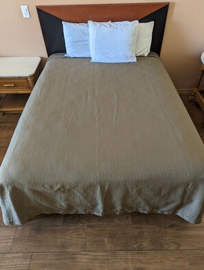 Tabla de planchar con plancha, wifi gratis y ropa de cama 