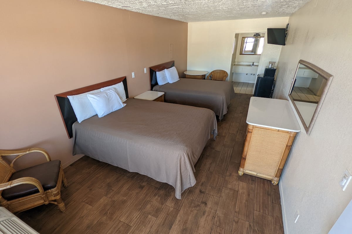 Een strijkplank/strijkijzer, gratis wifi, beddengoed