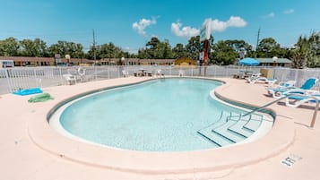 Una piscina al aire libre de temporada