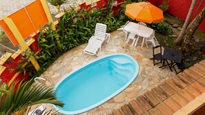 สระว่ายน้ำกลางแจ้ง