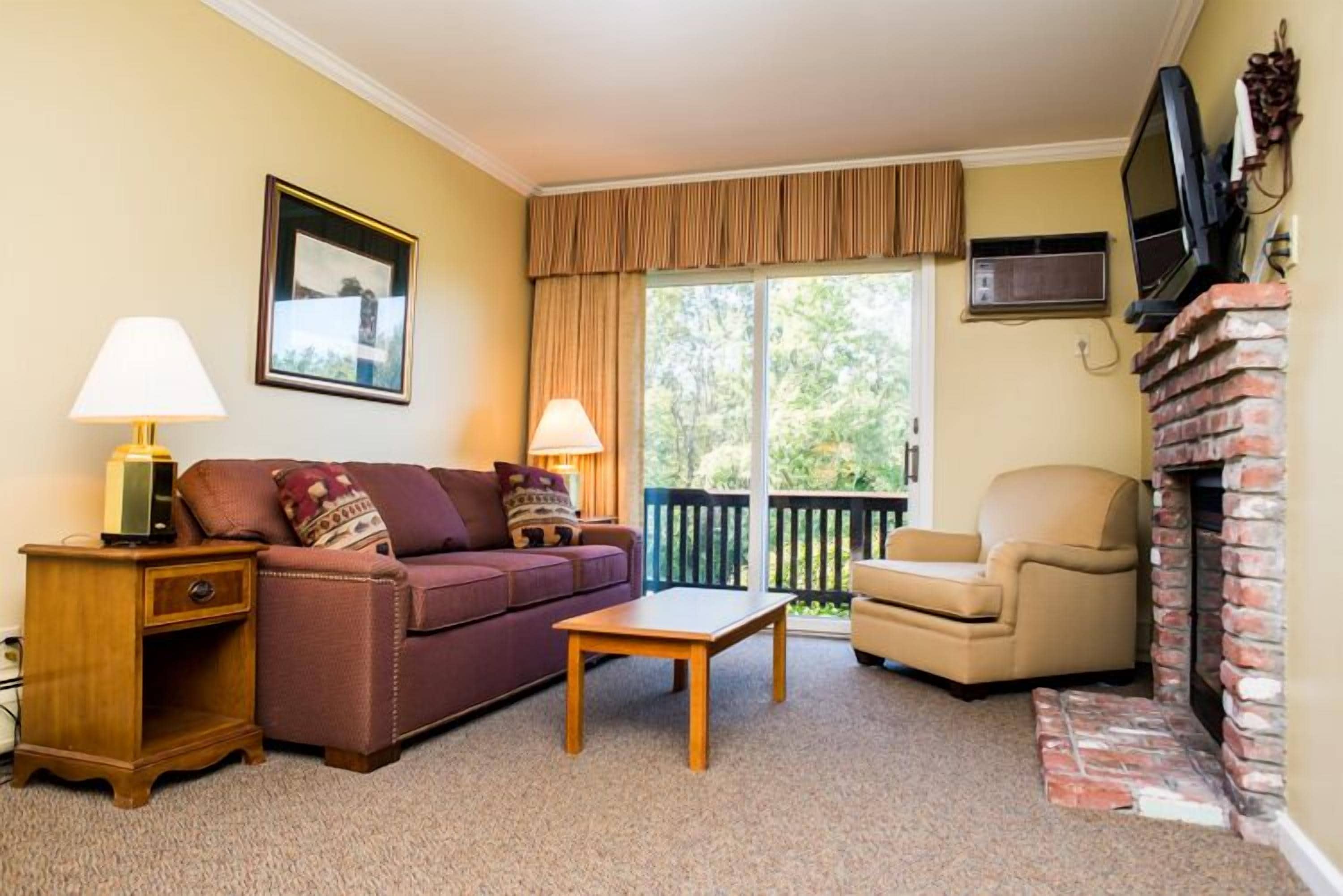 suite, 1 bedroom | living area | 42-inch lcd tv with cable channels, tv