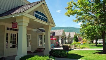 A building with a sign reading "Brooks Brothers Factory Store."