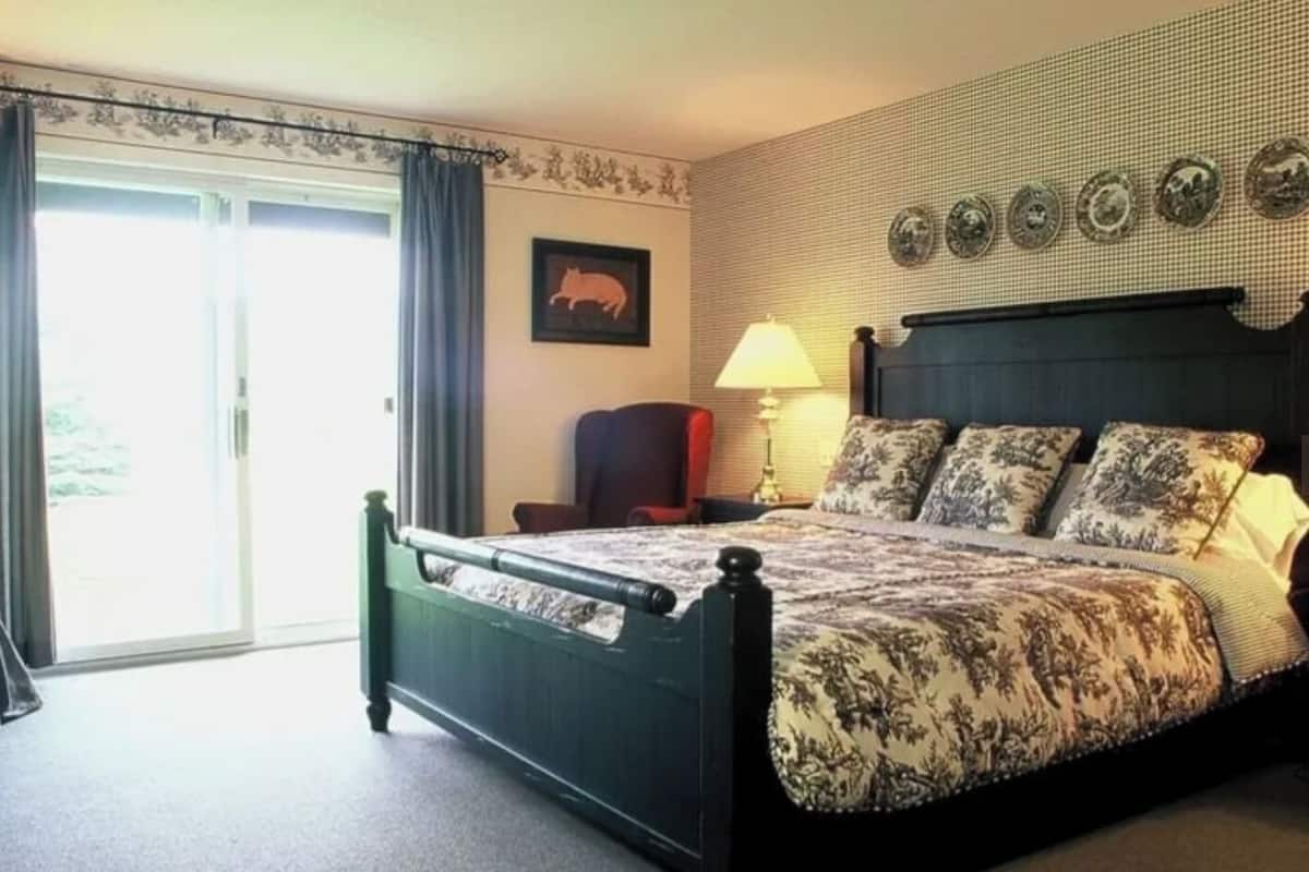 Standard King | Premium bedding, pillowtop beds, individually decorated