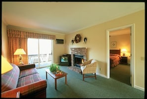 Suite, 1 Bedroom | Living room