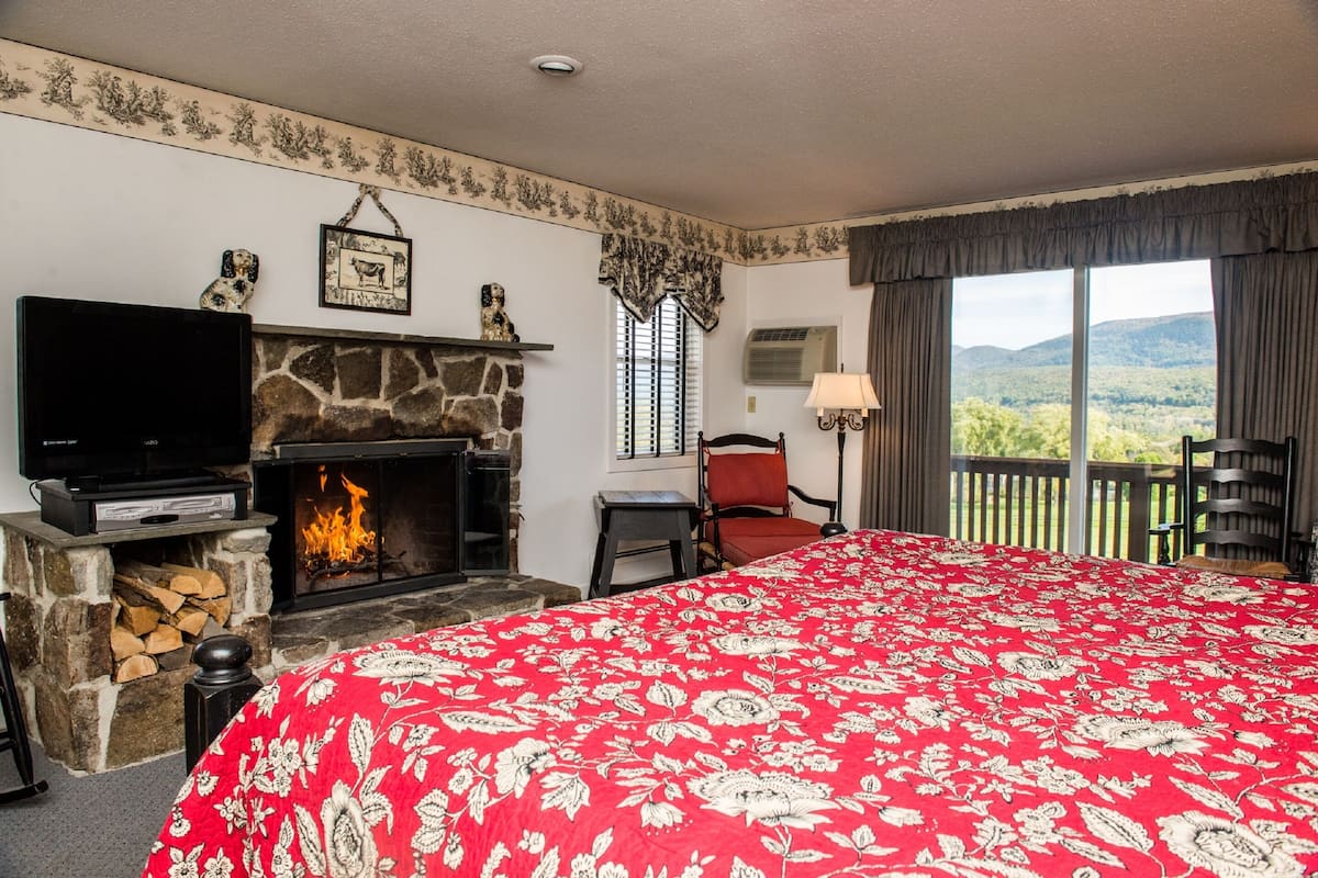 King w/fireplace (seasonal) | Premium bedding, individually decorated, individually furnished