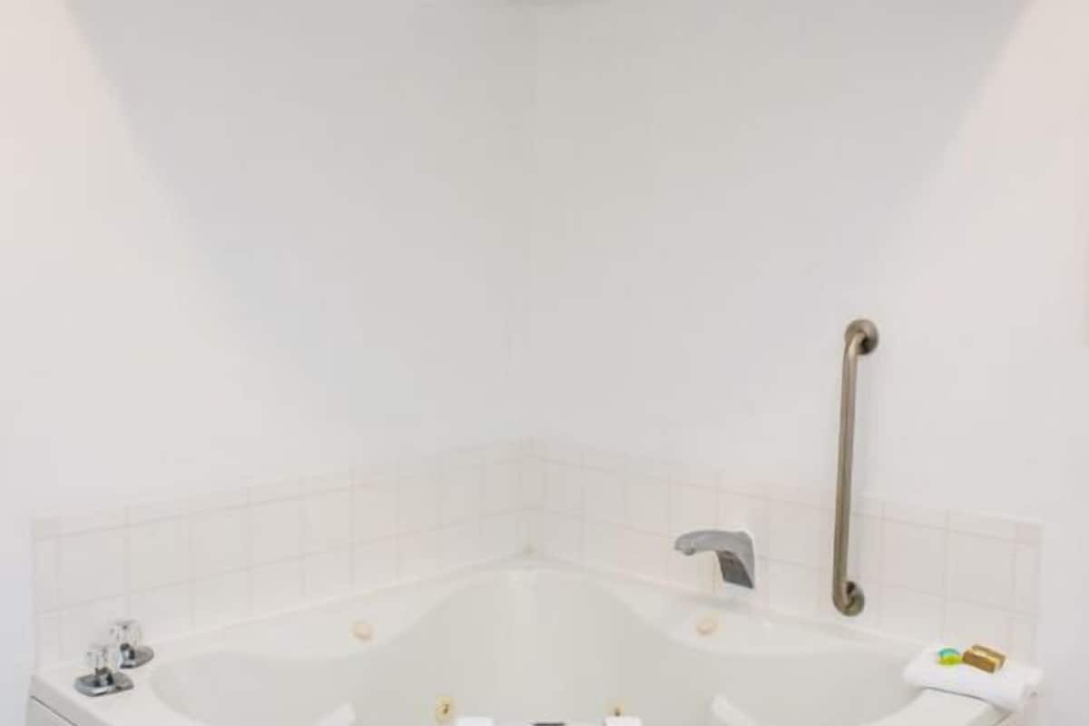 suite, 1 bedroom | jetted bathtub