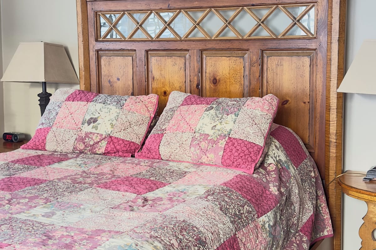 Robert Frost | Premium bedding, pillowtop beds, individually decorated