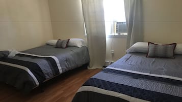 Combined shower/bathtub, free toiletries, towels