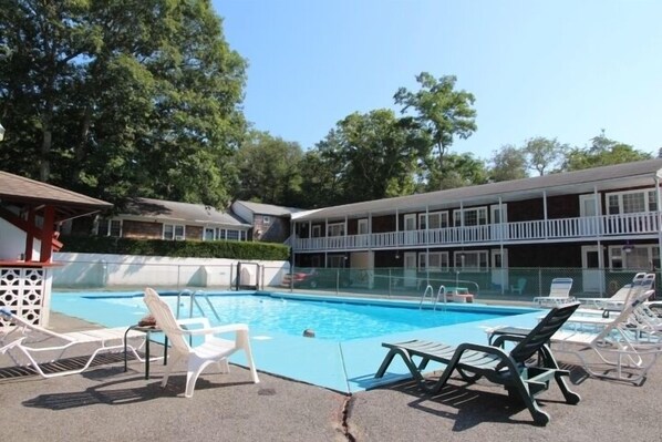 En säsongsöppen utomhuspool