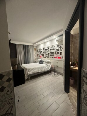 Minibar, desk, soundproofing, iron/ironing board - Hotel Clinton (Casoria)