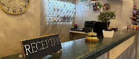 Een minibar, een bureau, geluiddichte muren, een strijkplank/strijkijzer