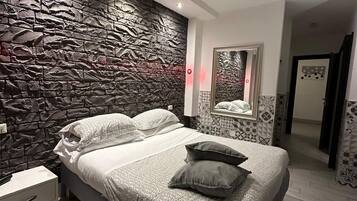 Minibar, una scrivania, insonorizzazione, ferro/asse da stiro