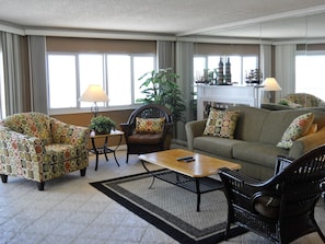 Condo, 2 Bedrooms | Living room