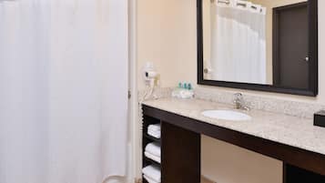 Combined shower/tub, free toiletries, hair dryer, towels