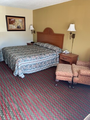 Standard Room, 1 King Bed | Bathroom | Combined shower/bathtub, rainfall showerhead, towels, soap - Western Motel (Jesup)