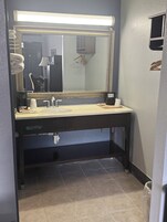 Quarto standard, 2 camas de casal | Wi-Fi de cortesia, roupa de cama