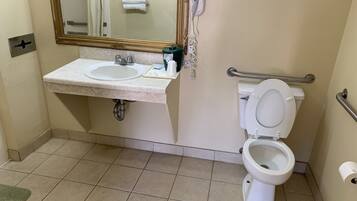 Combinazione doccia/vasca, soffione a pioggia, asciugamani, sapone