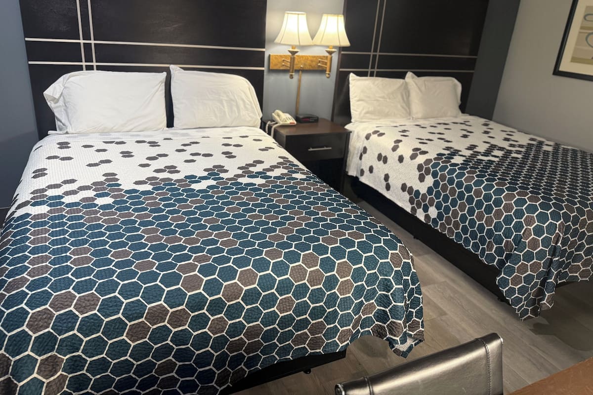 واي فاي مجانًا وملاءات أسرّة
