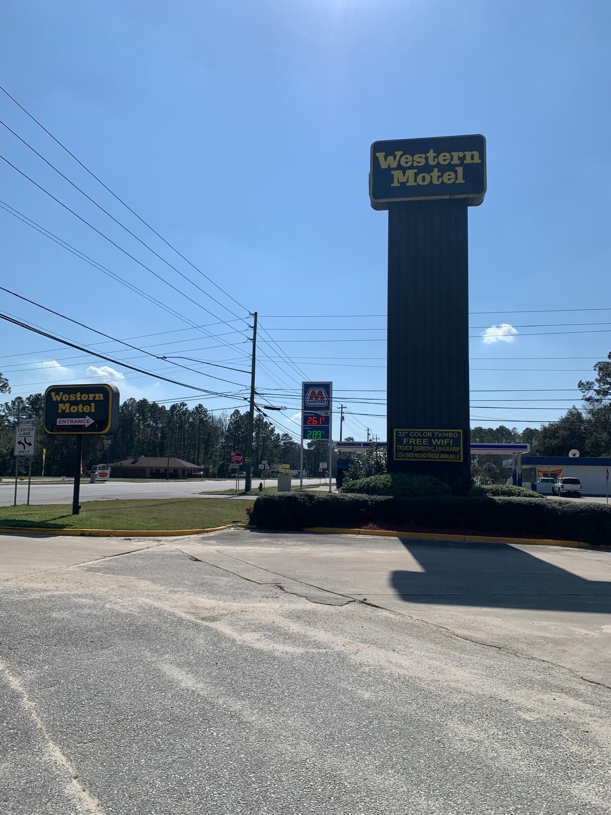 Een Western Motel bord, een tankstation en een Marathon tankstation.