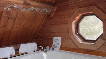 Cabaña Signature, 1 habitación, vistas al jardín | Bañera de hidromasaje privada