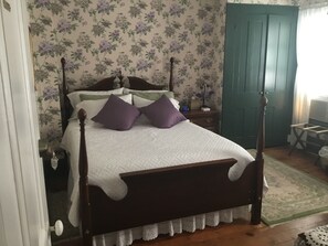 Liza's Room With Shared Bath | Egyptian cotton sheets, premium bedding, individually decorated - Riffles and Runs B & B (Bellefonte)