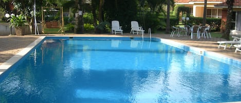Outdoor pool, pool loungers