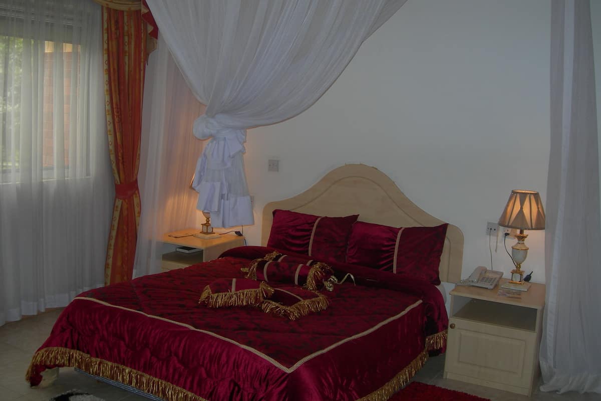 Apartment, 2 Bedrooms | Desk, WiFi (free), bed sheets