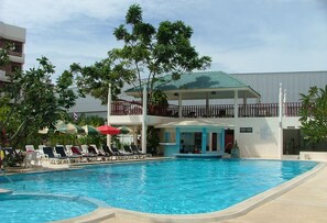 Outdoor pool, pool umbrellas, sun loungers