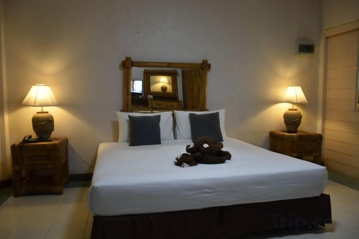 Hypo-allergenic bedding, in-room safe, bed sheets
