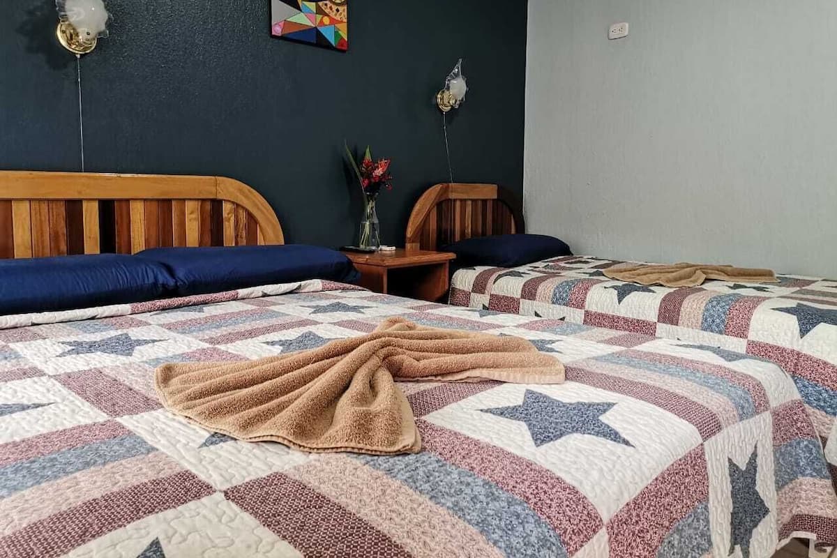 Habitación triple superior | Cortinas blackout, wifi gratis y ropa de cama