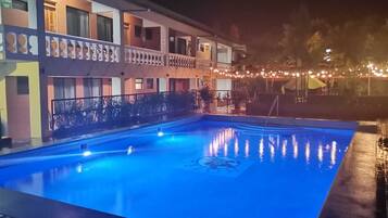 Kolam renang outdoor, dengan kursi berjemur
