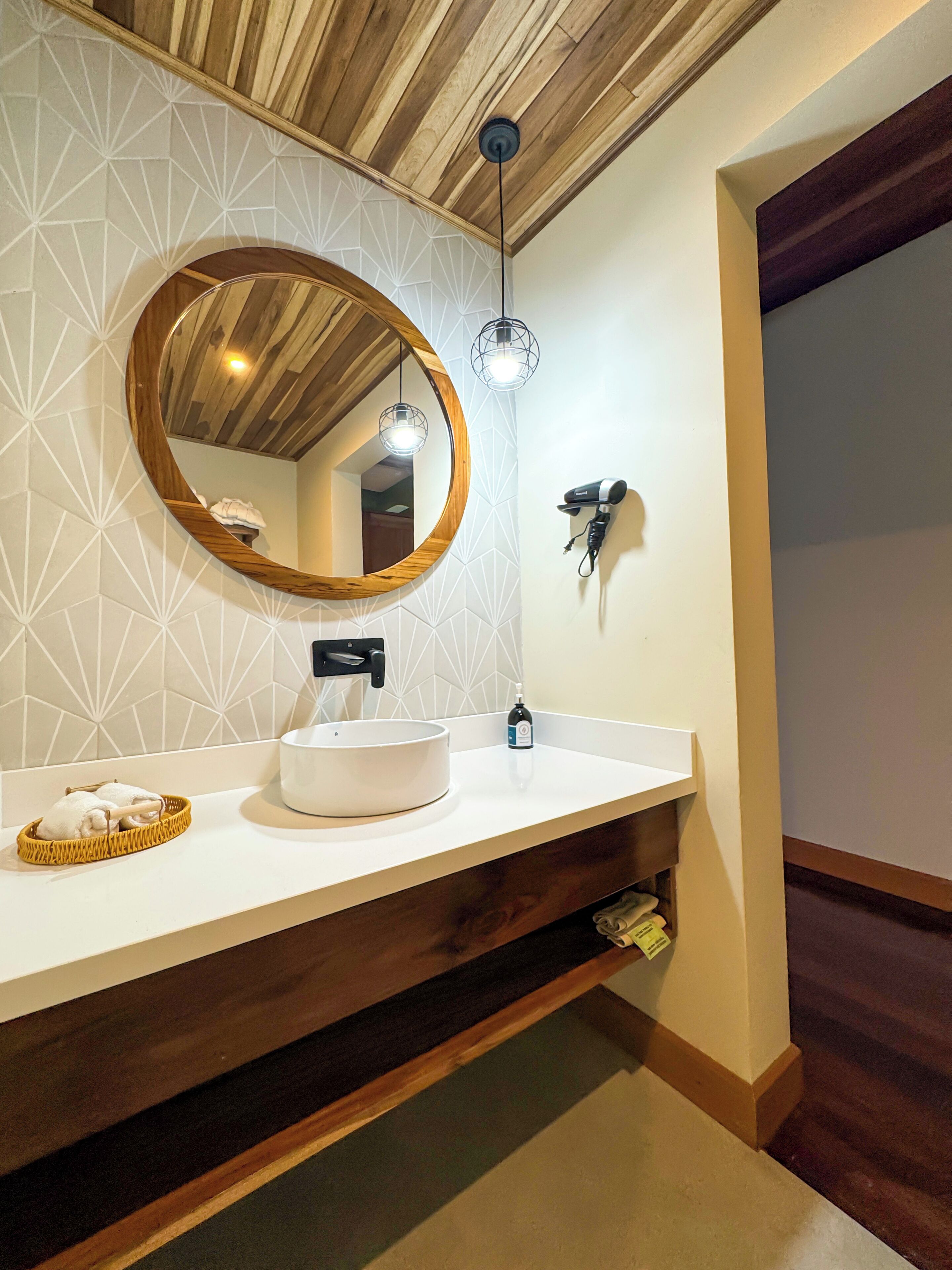 junior suite | bathroom | rainfall showerhead, free toiletries, towels, soap