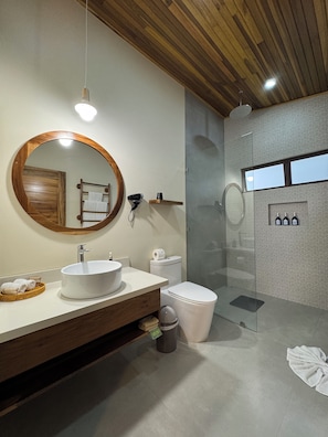 Superior Room | Bathroom | Free toiletries, towels, soap, shampoo