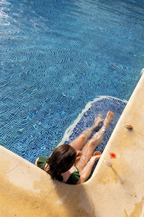 Piscine extérieure, chaises longues