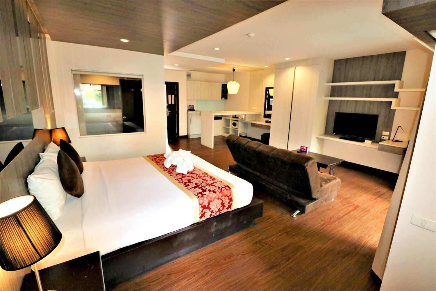 Pool Access Room | Wohnbereich | LCD-Fernseher