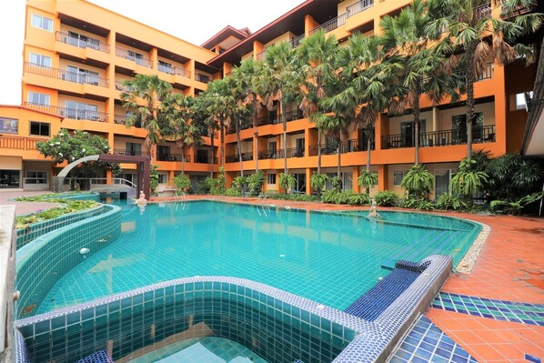 Outdoor pool, sun loungers - Mind Resort Pattaya (Pattaya)