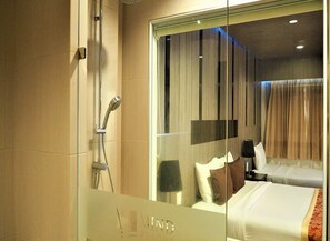 Habitación presidencial | Baño | Regadera, amenidades de baño gratuitas, batas, pantuflas 