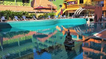 Piscina externa, espreguiçadeiras