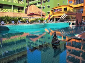 Outdoor pool, sun loungers - Mind Resort Pattaya (Pattaya)