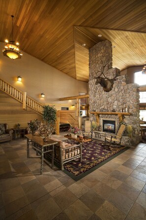 Lobby sitting area - Kelly Inn & Suites Mitchell South Dakota (Mitchell)