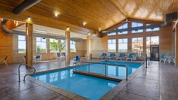 Innenpool, geöffnet von 06:00 Uhr bis 23:00 Uhr, Liegestühle