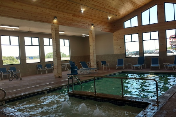 Inomhuspool med öppettider 06.00 till 23.00, och solstolar