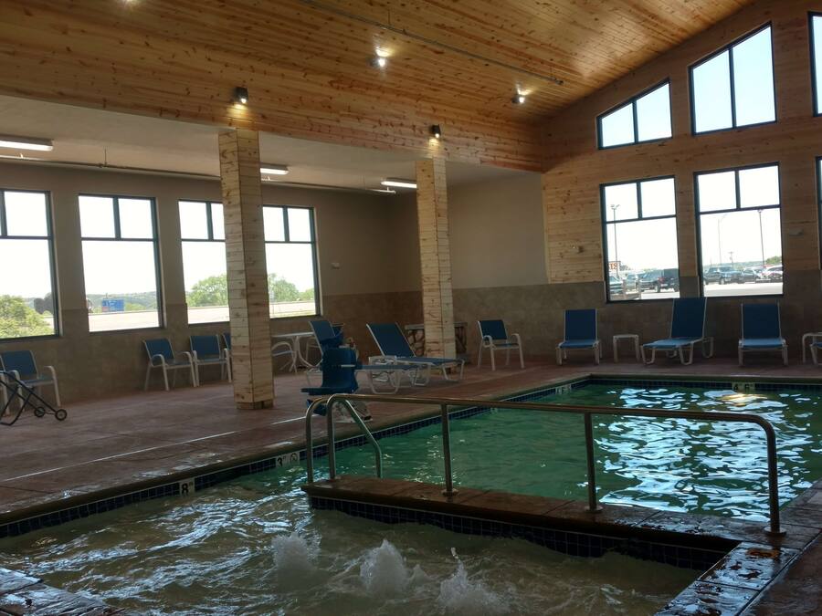 Een binnenzwembad, open van 06.00 uur tot 23.00 uur, en ligstoelen