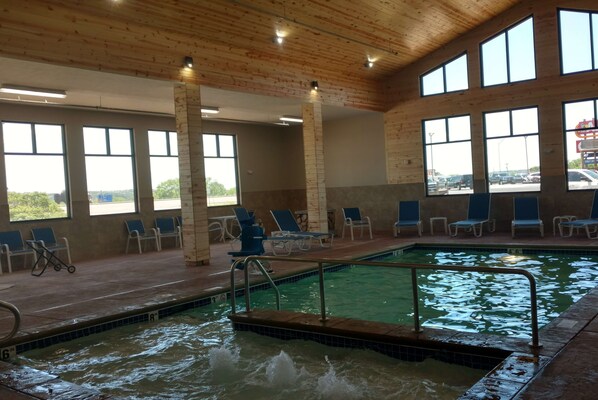 Piscine couverte, accès possible de 06 h 00 à 23 h 00, chaises longues